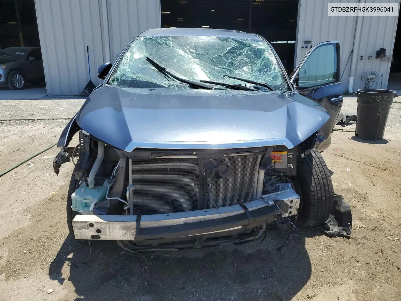 5TDBZRFH5KS996041 2019 Toyota Highlander Le