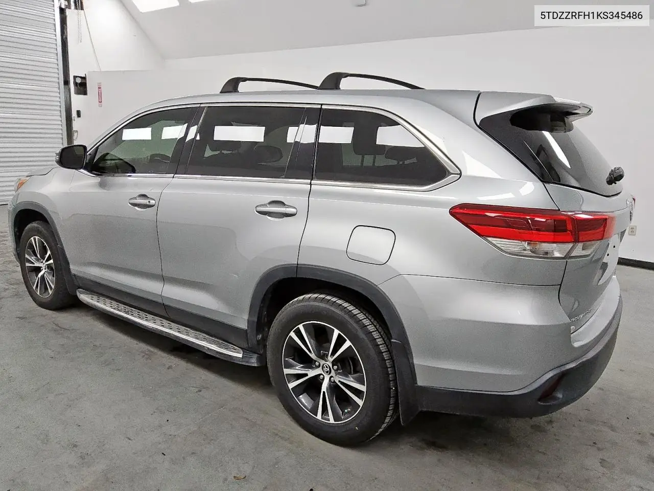 5TDZZRFH1KS345486 2019 Toyota Highlander Le