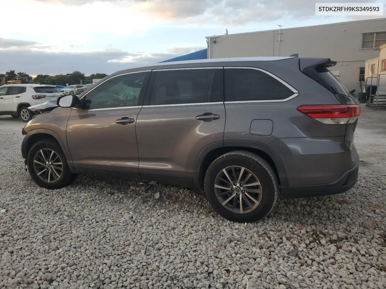 5TDKZRFH9KS349593 2019 Toyota Highlander Se