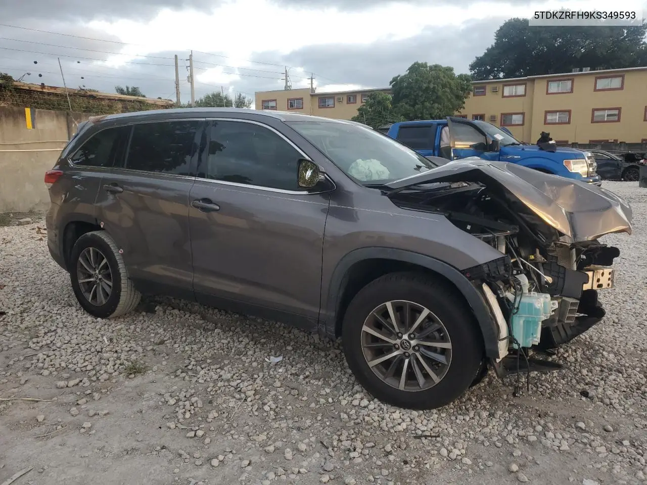 5TDKZRFH9KS349593 2019 Toyota Highlander Se