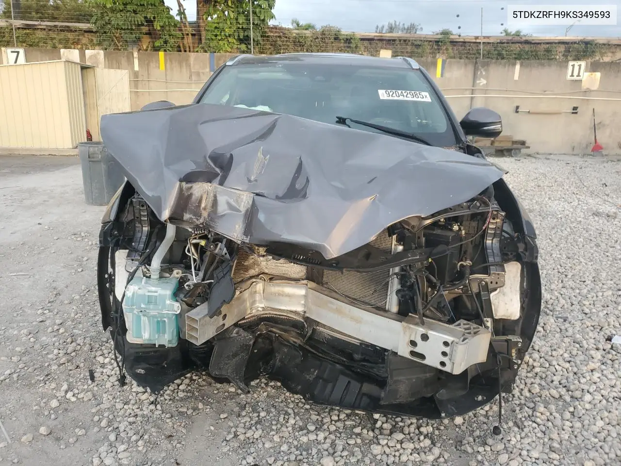 5TDKZRFH9KS349593 2019 Toyota Highlander Se