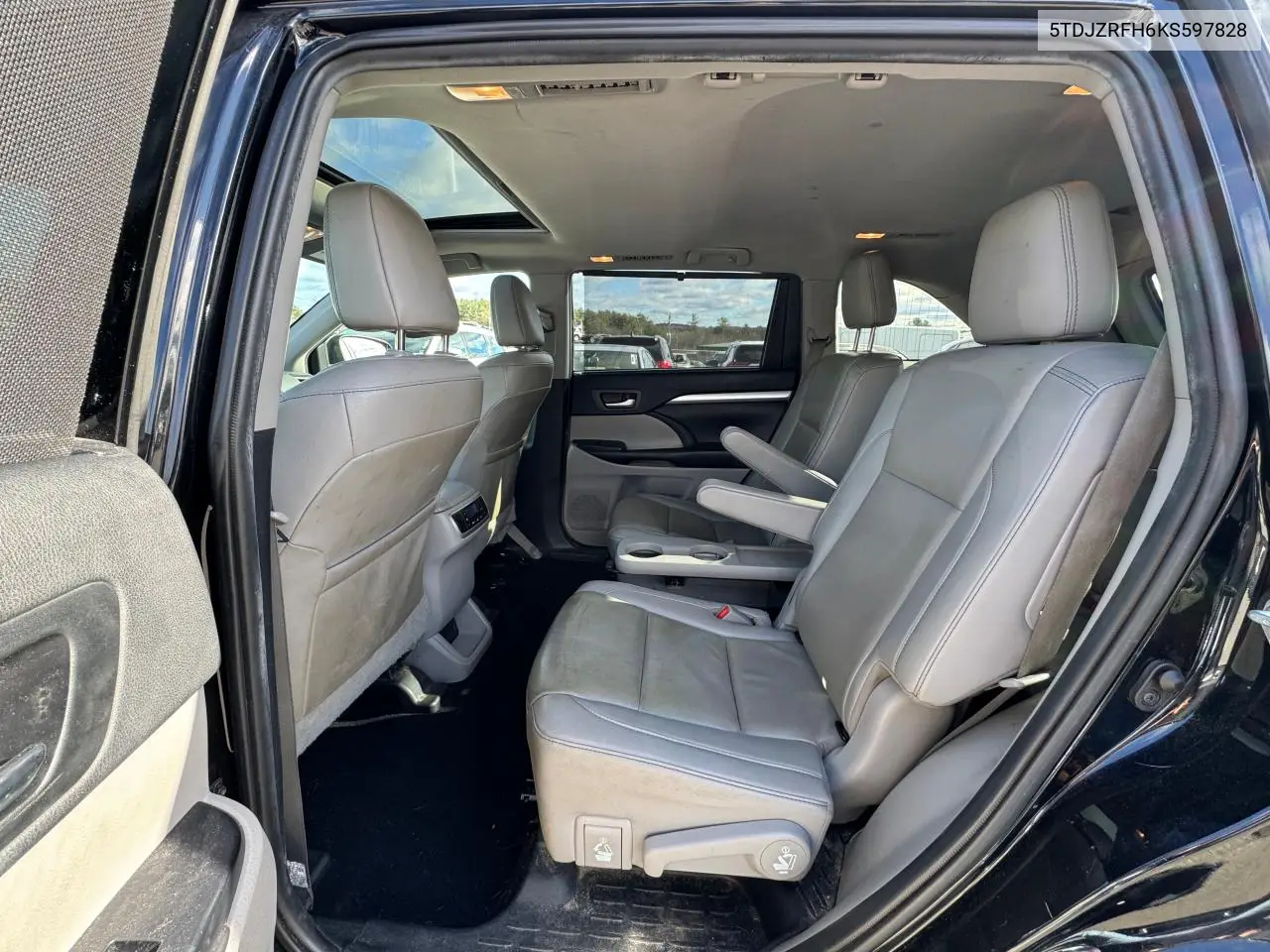 5TDJZRFH6KS597828 2019 Toyota Highlander Se