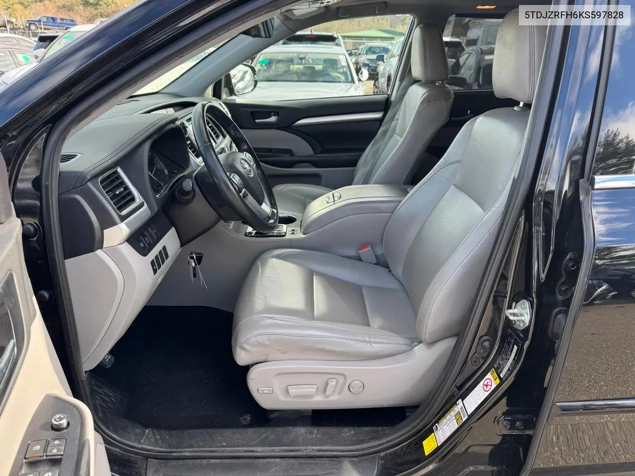 5TDJZRFH6KS597828 2019 Toyota Highlander Se