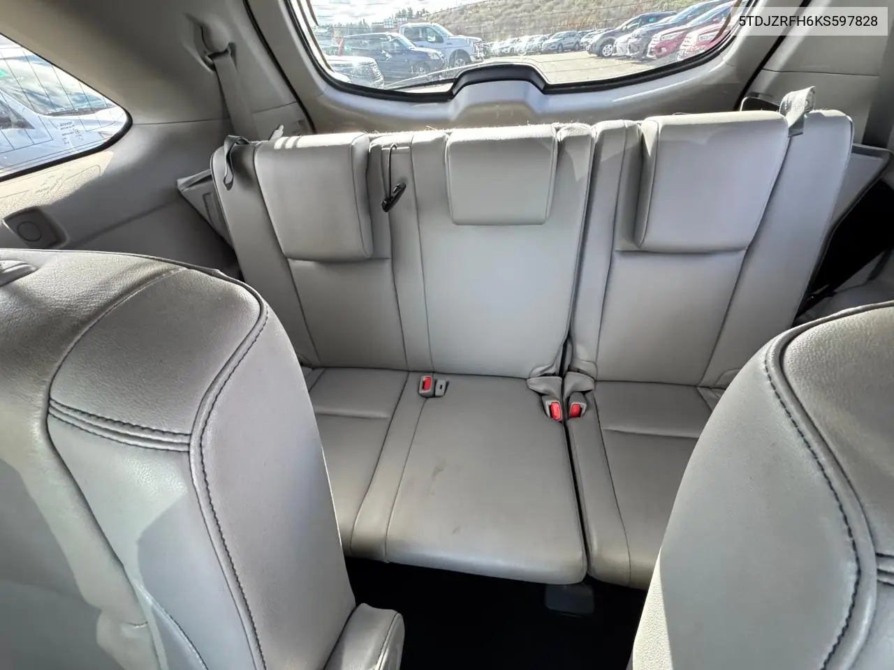 5TDJZRFH6KS597828 2019 Toyota Highlander Se