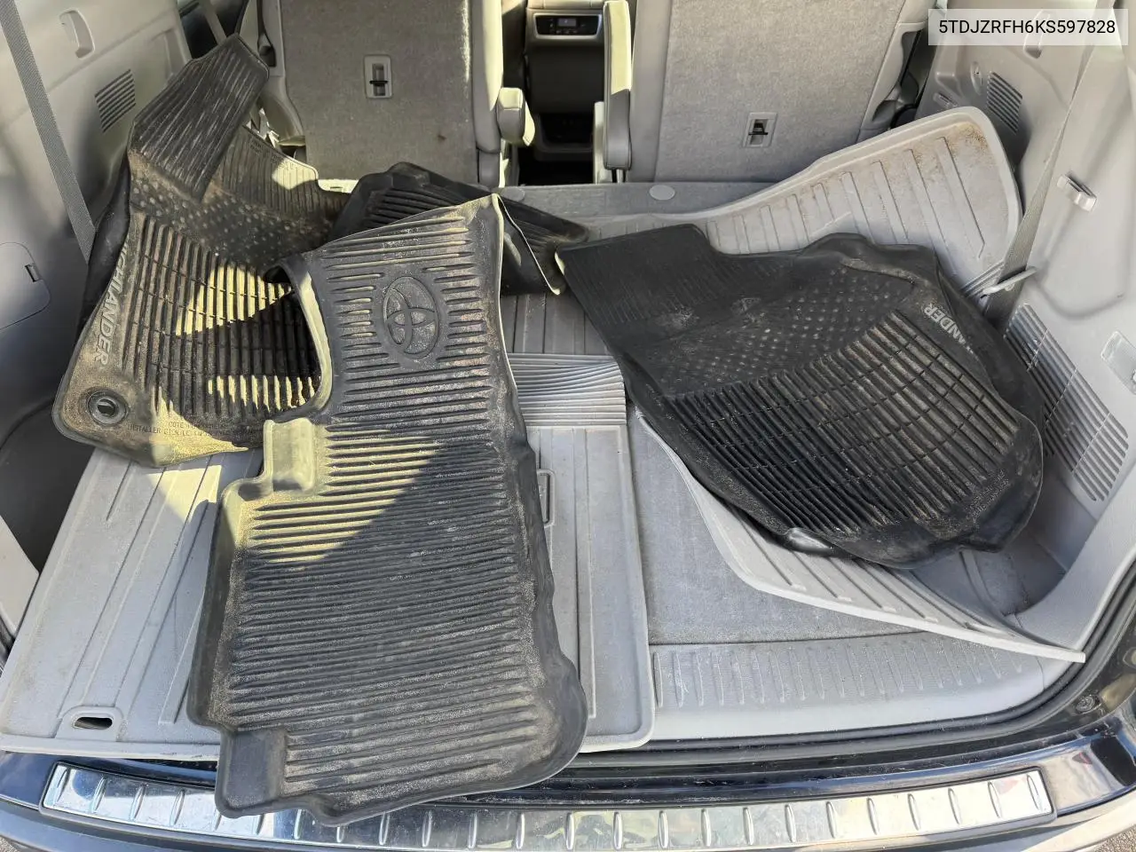 5TDJZRFH6KS597828 2019 Toyota Highlander Se