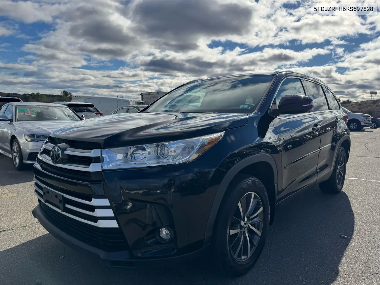 5TDJZRFH6KS597828 2019 Toyota Highlander Se