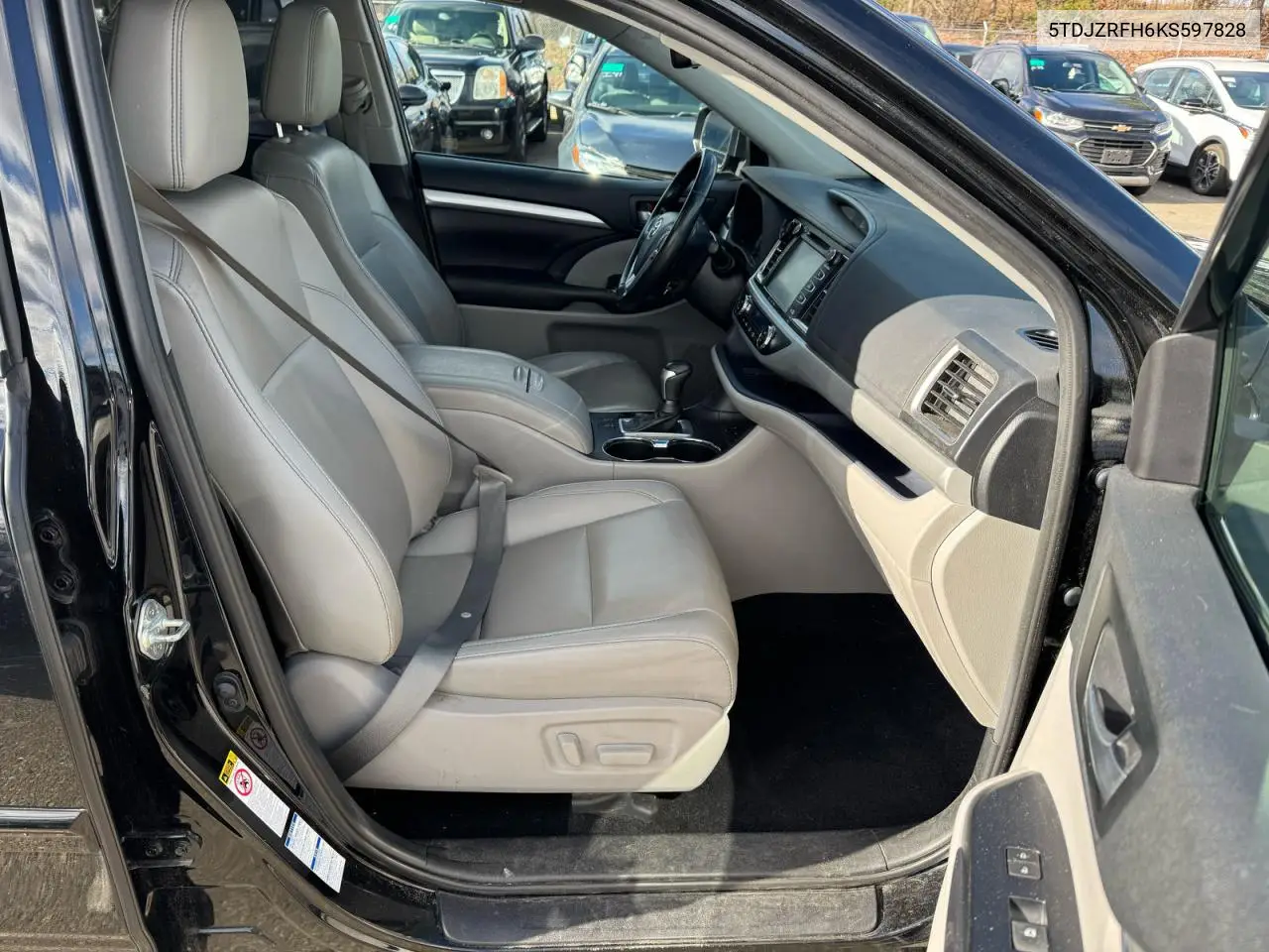 5TDJZRFH6KS597828 2019 Toyota Highlander Se
