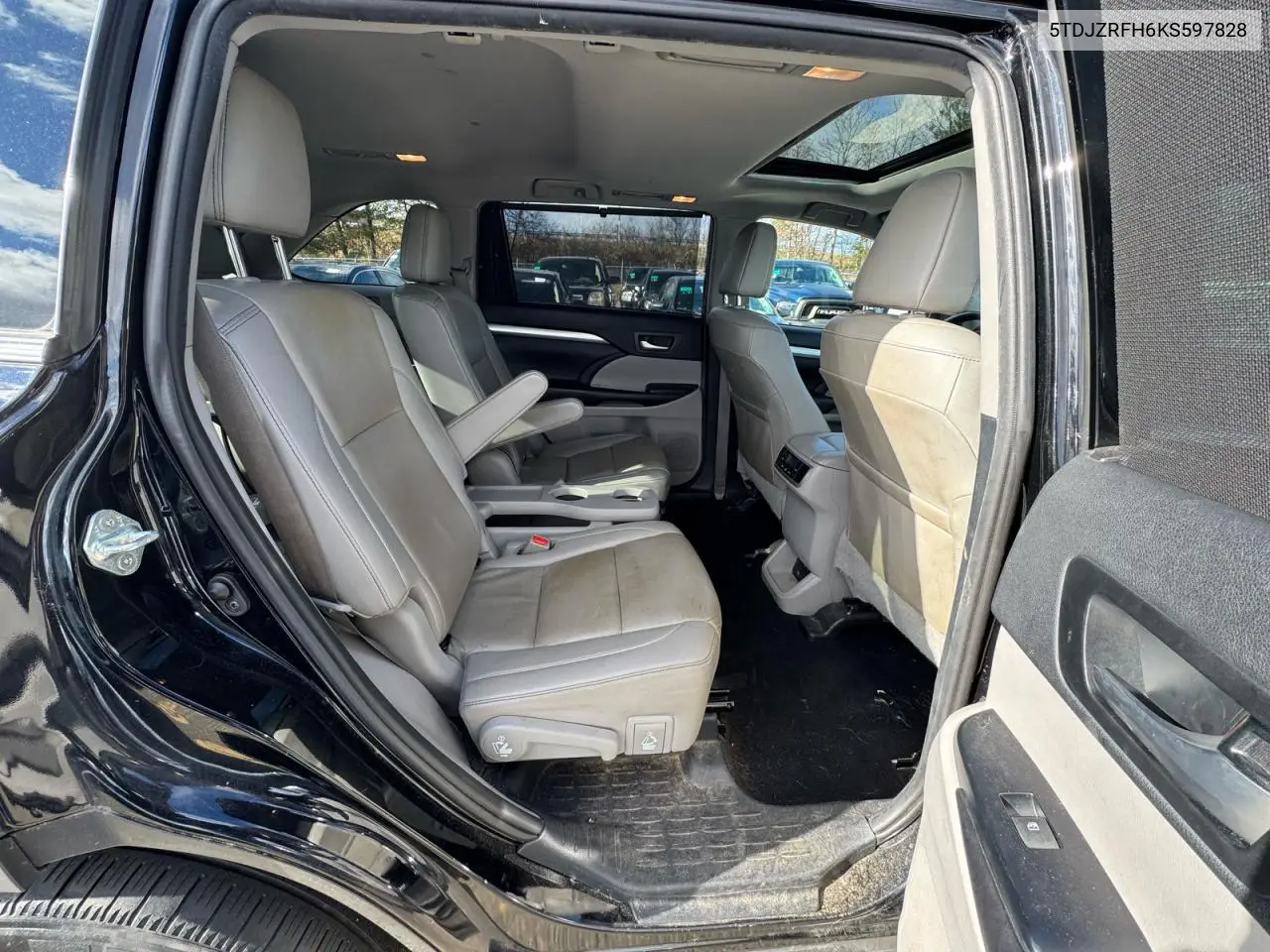 5TDJZRFH6KS597828 2019 Toyota Highlander Se