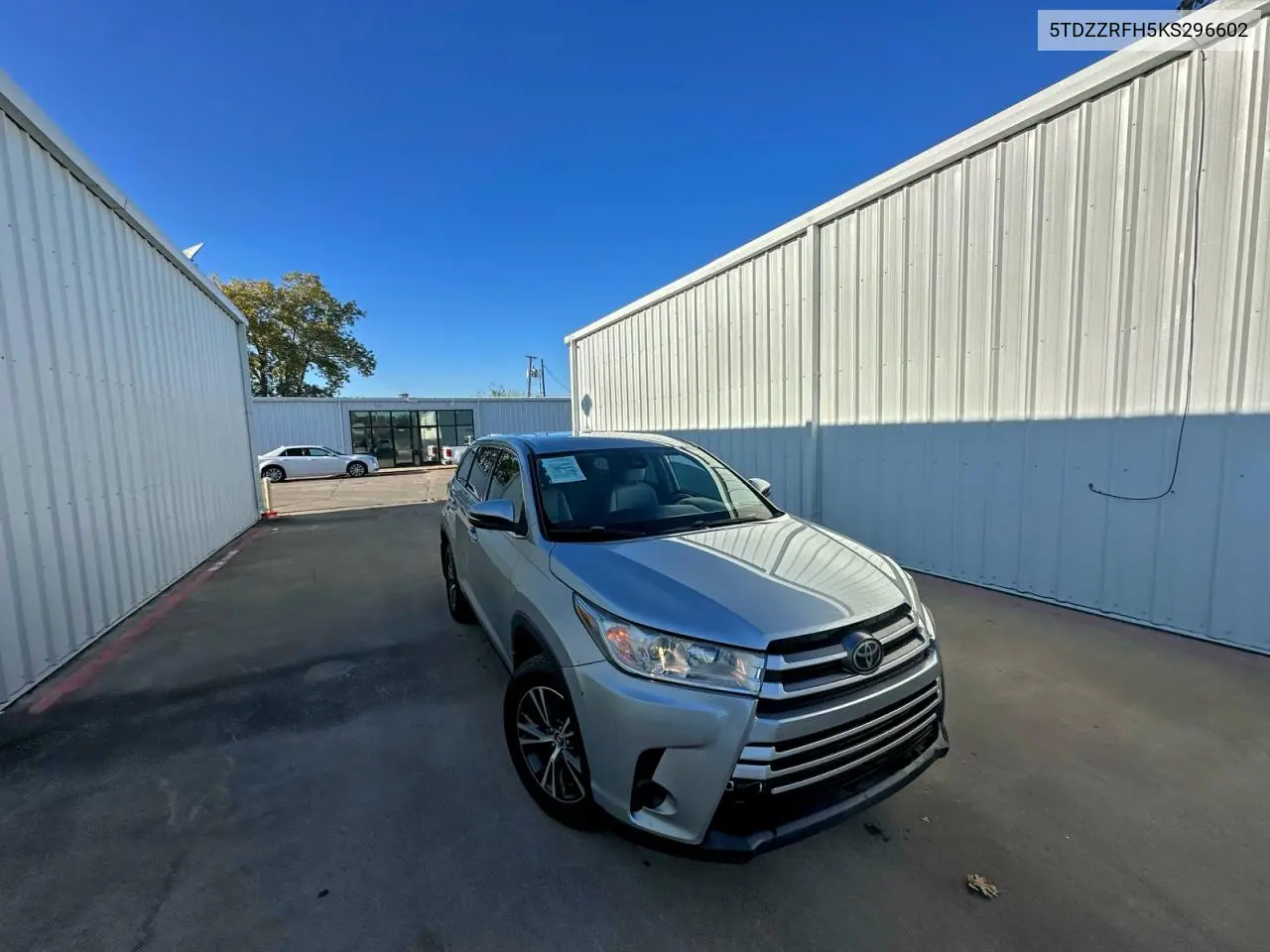 5TDZZRFH5KS296602 2019 Toyota Highlander Le