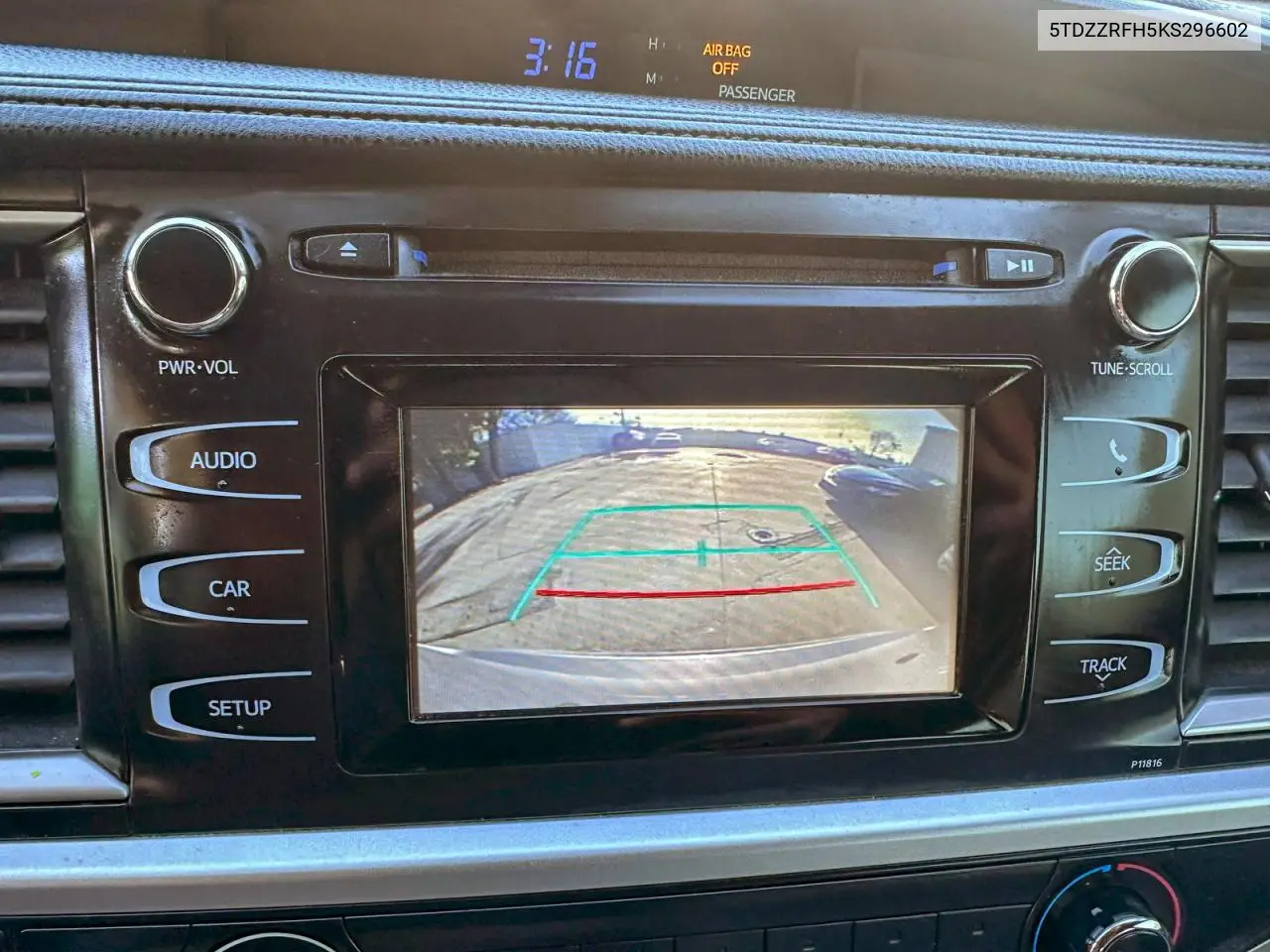 5TDZZRFH5KS296602 2019 Toyota Highlander Le