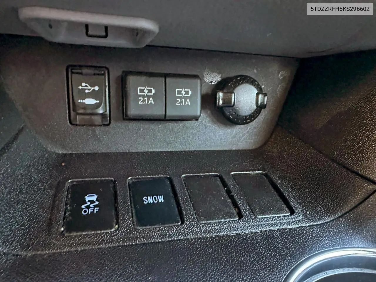 5TDZZRFH5KS296602 2019 Toyota Highlander Le