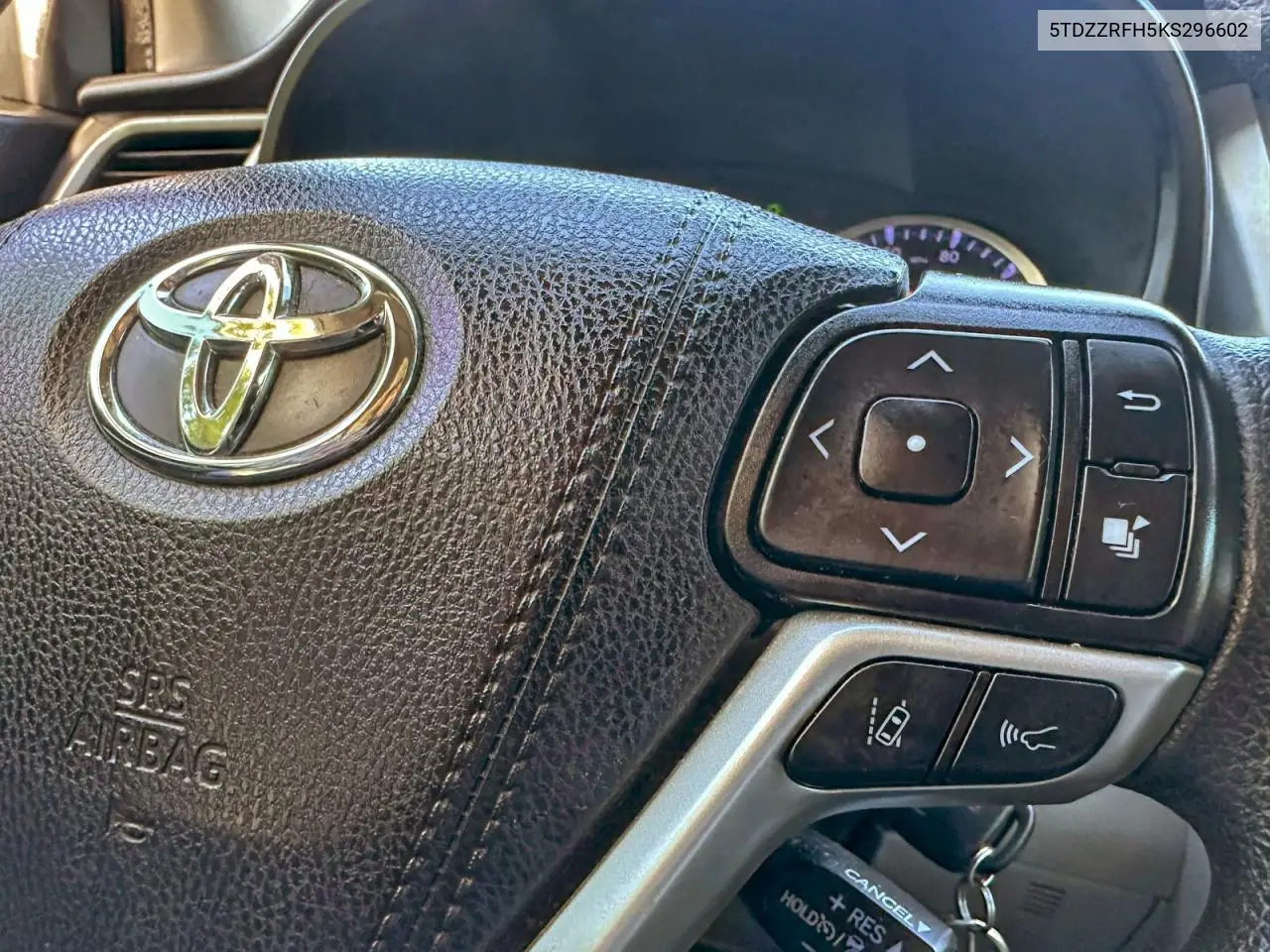 5TDZZRFH5KS296602 2019 Toyota Highlander Le