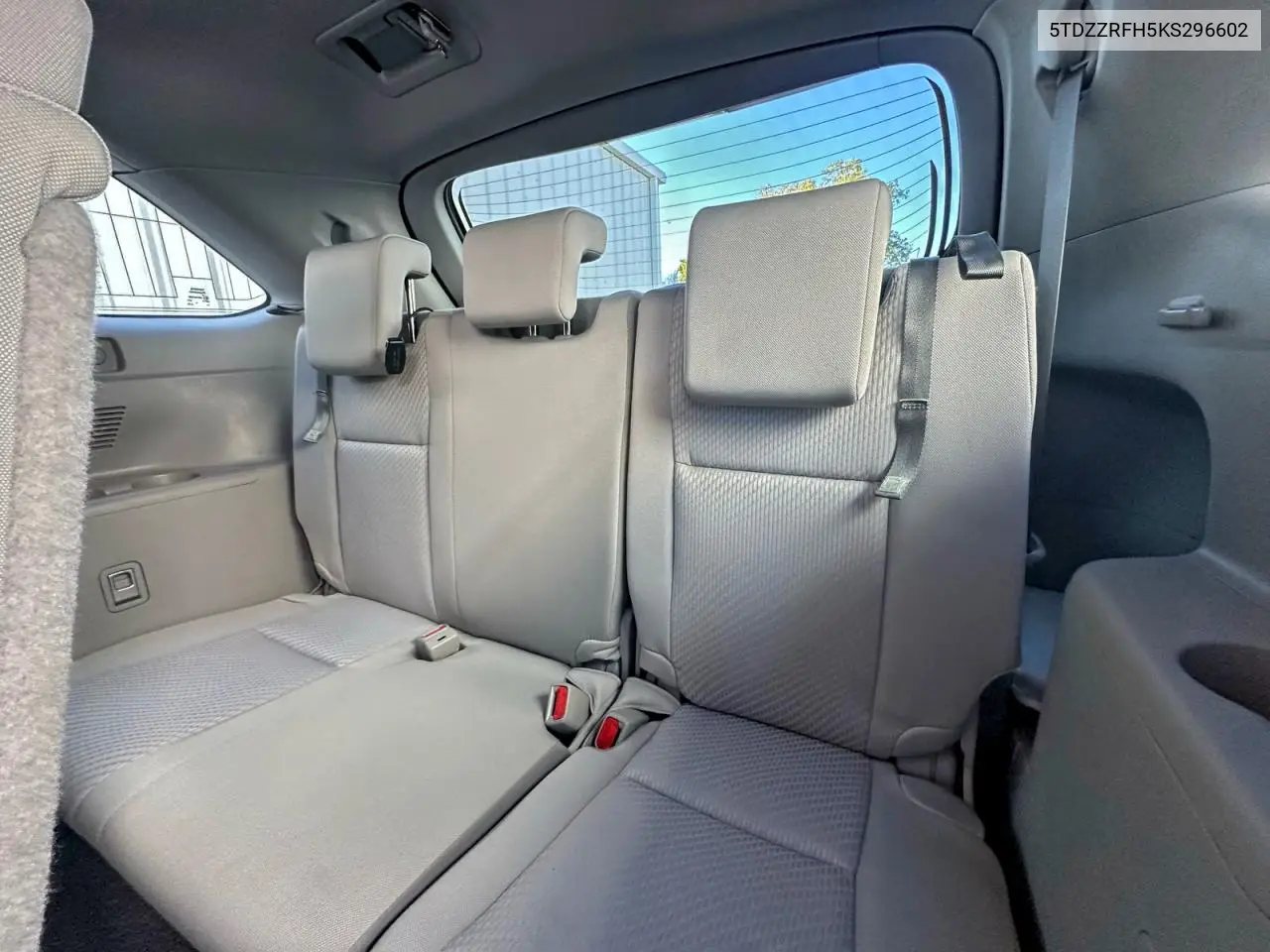 5TDZZRFH5KS296602 2019 Toyota Highlander Le