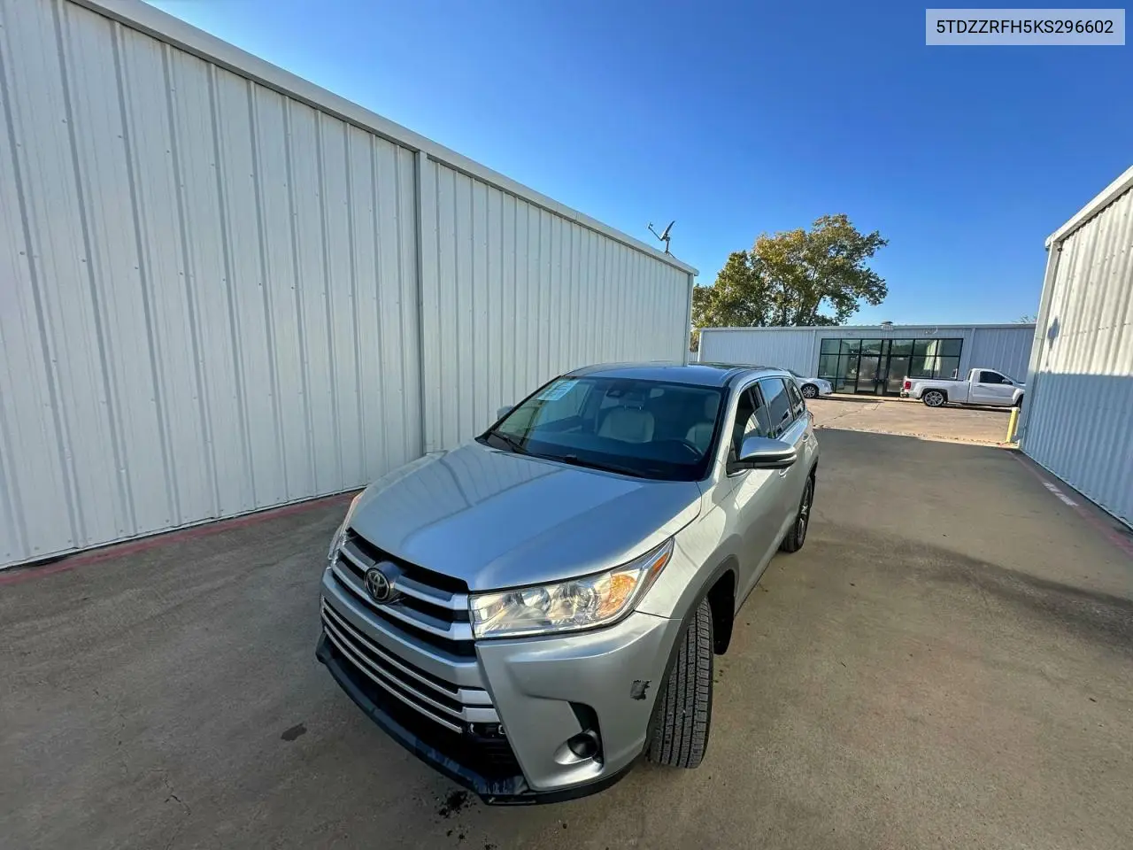 5TDZZRFH5KS296602 2019 Toyota Highlander Le