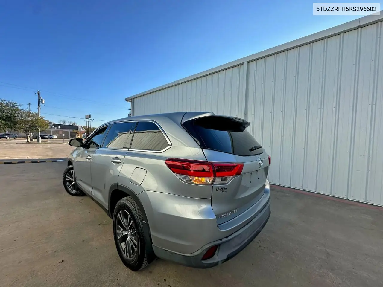 5TDZZRFH5KS296602 2019 Toyota Highlander Le