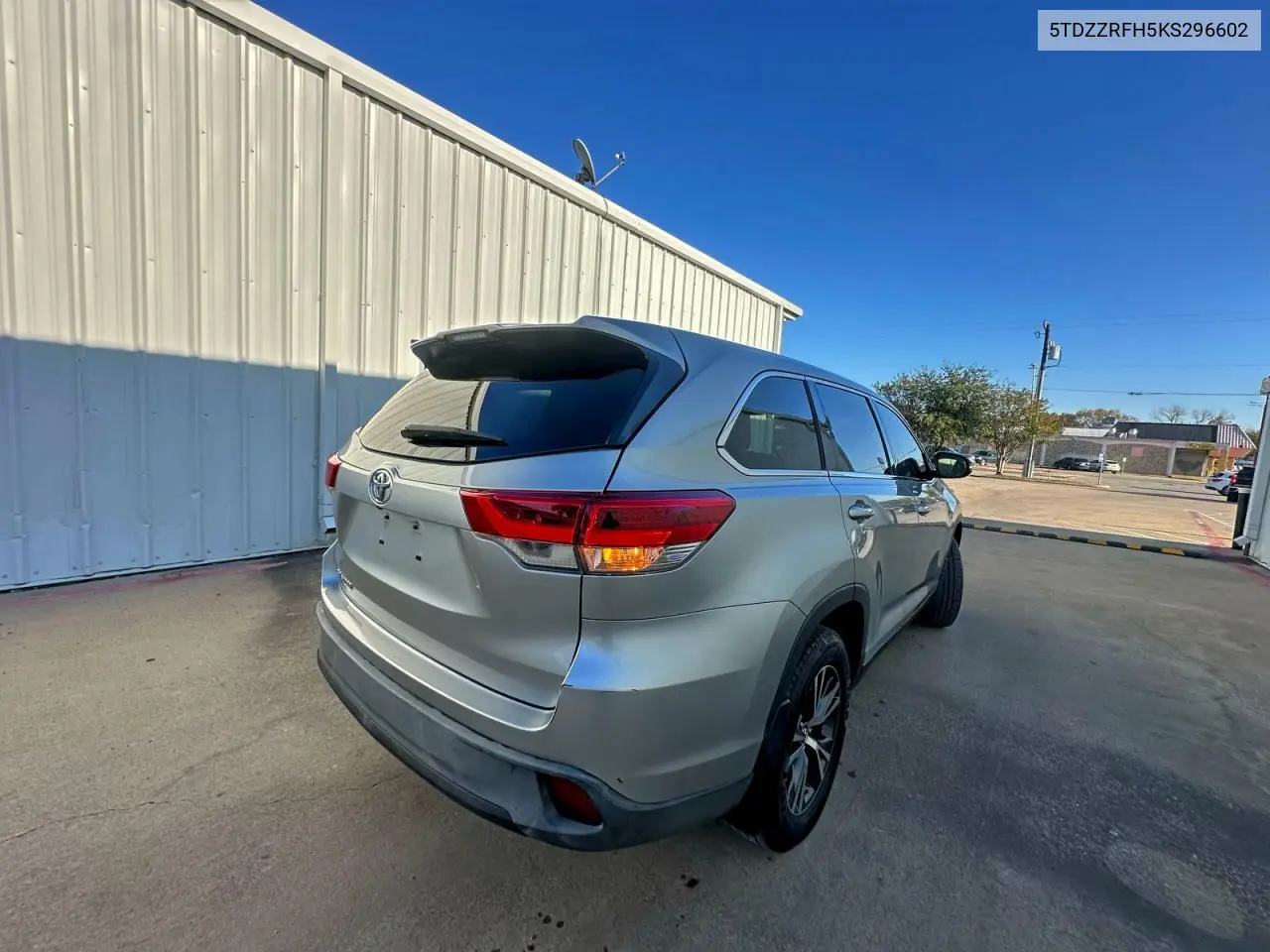 5TDZZRFH5KS296602 2019 Toyota Highlander Le