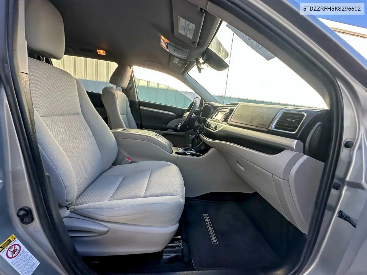 5TDZZRFH5KS296602 2019 Toyota Highlander Le