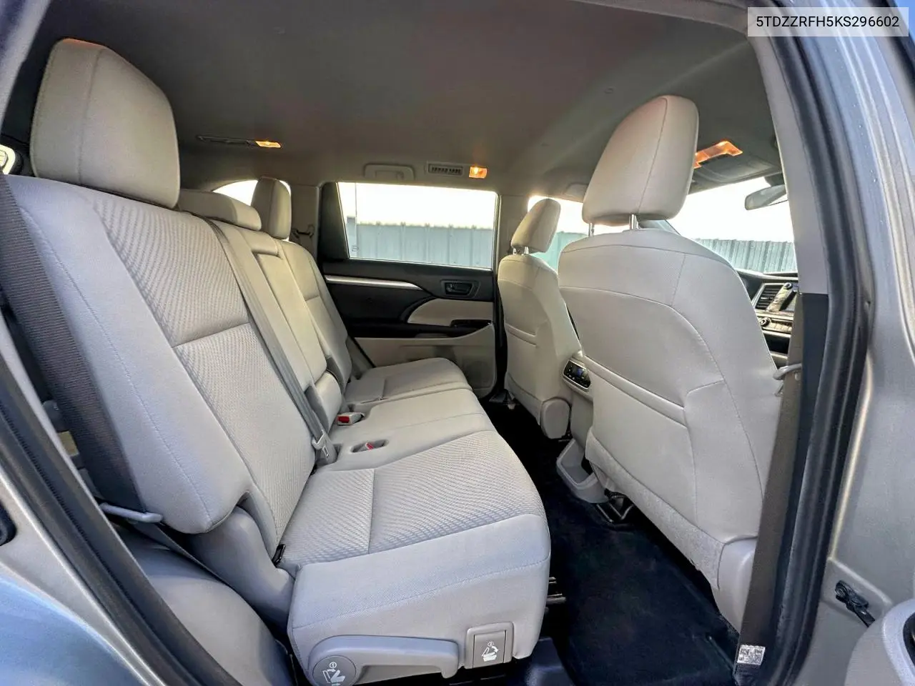 5TDZZRFH5KS296602 2019 Toyota Highlander Le