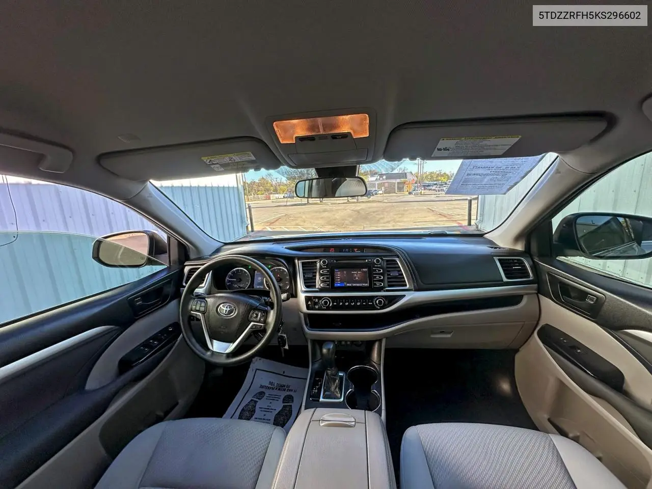 5TDZZRFH5KS296602 2019 Toyota Highlander Le