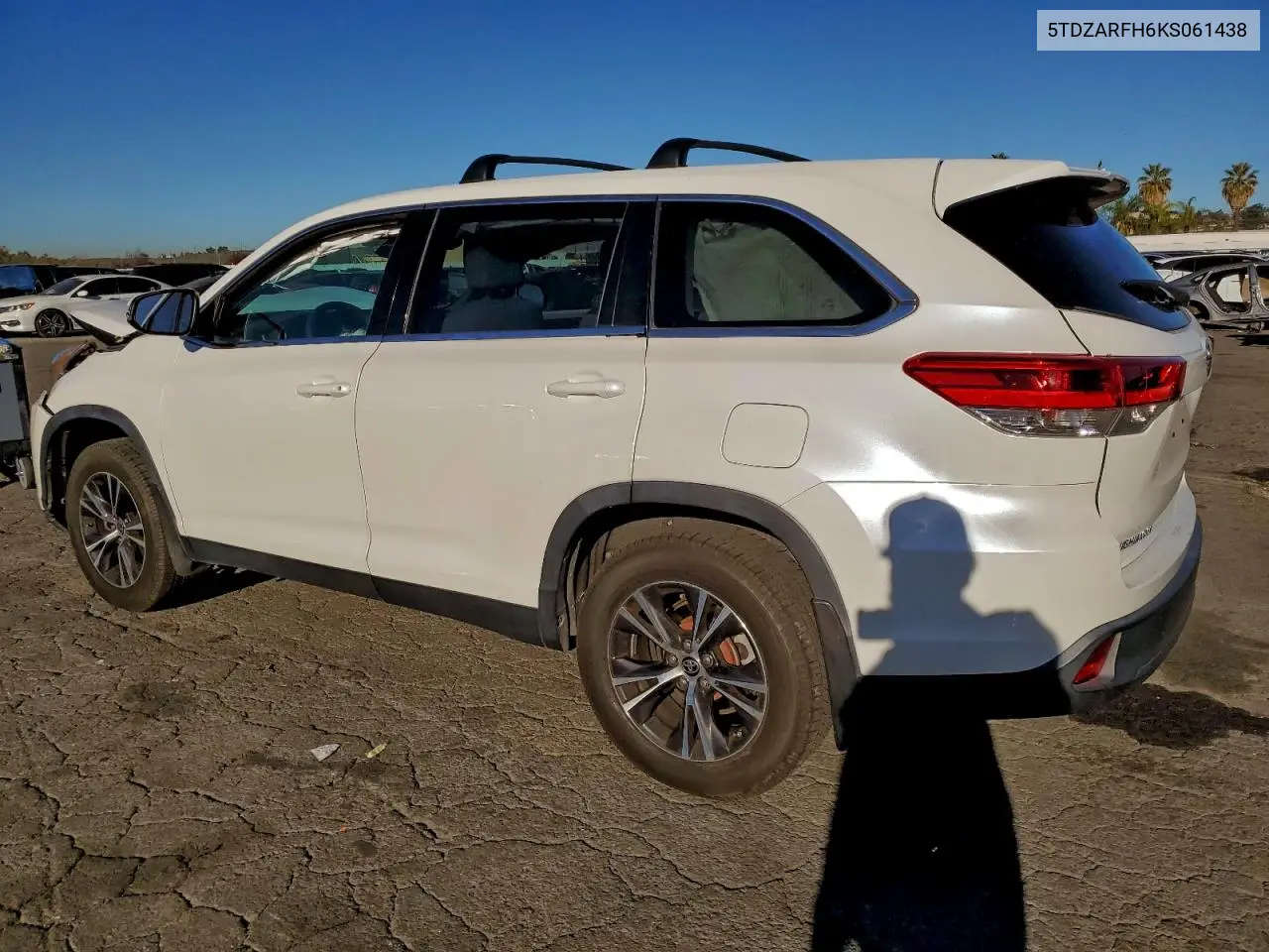 5TDZARFH6KS061438 2019 Toyota Highlander Le