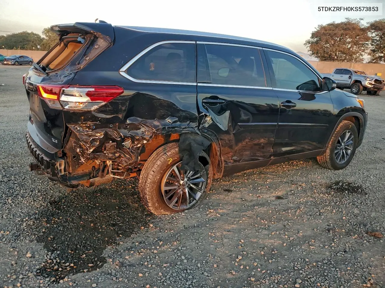 5TDKZRFH0KS573853 2019 Toyota Highlander Se