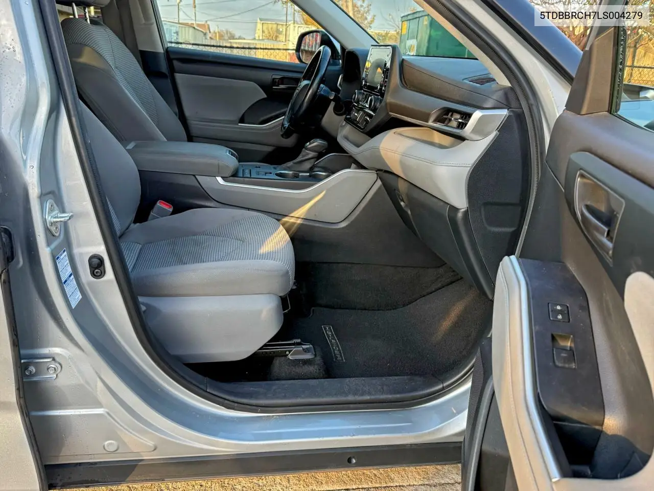 5TDBBRCH7LS004279 2020 Toyota Highlander Hybrid Le