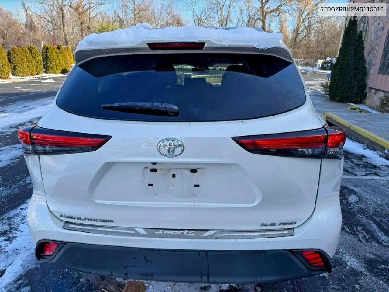 5TDGZRBH2MS115312 2021 Toyota Highlander Xle