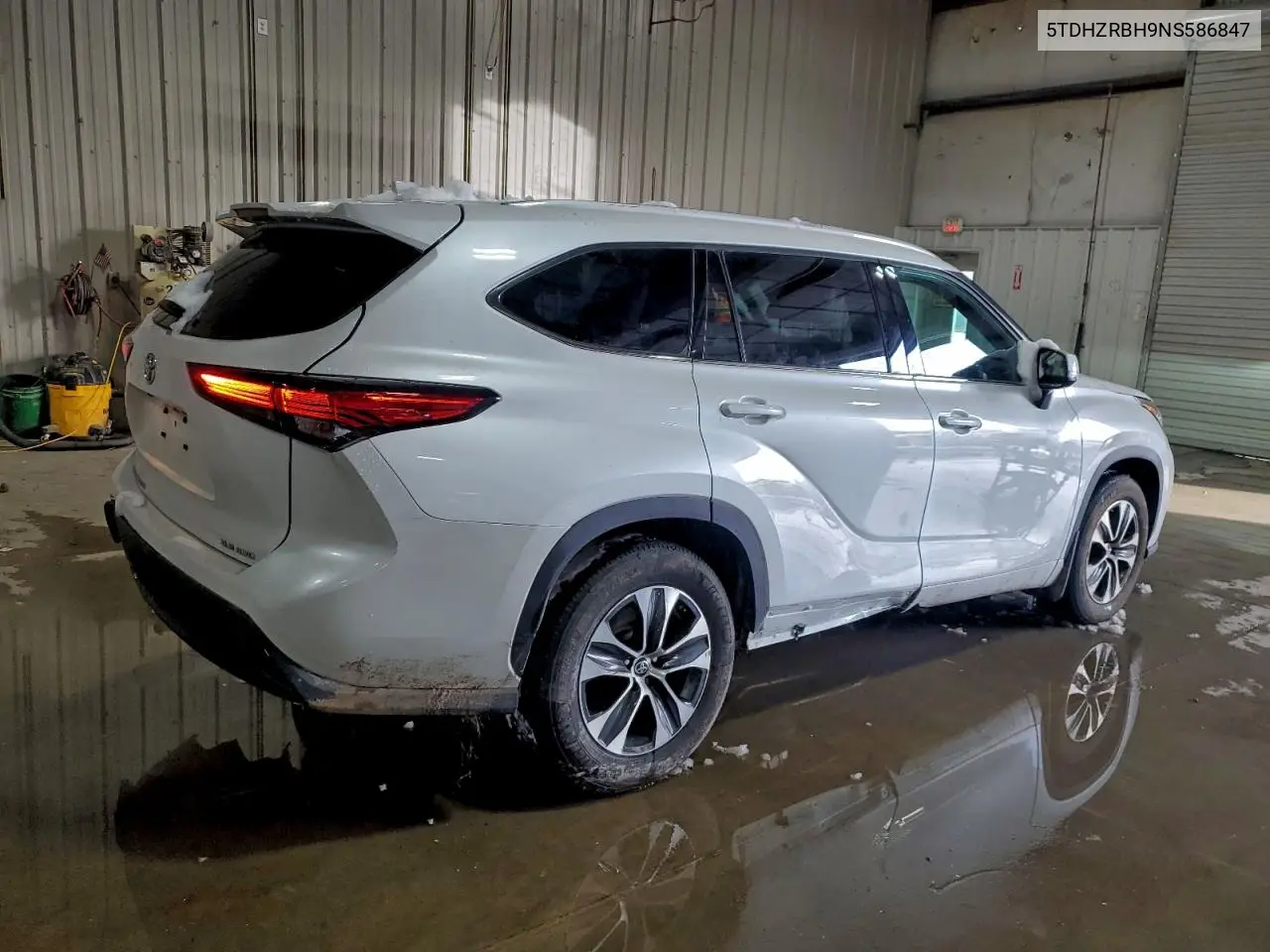 5TDHZRBH9NS586847 2022 Toyota Highlander Xle
