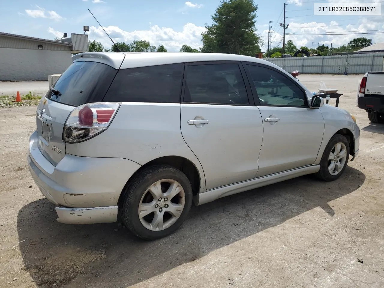 2005 Toyota Corolla Matrix Base VIN: 2T1LR32E85C388671 Lot: 55306434