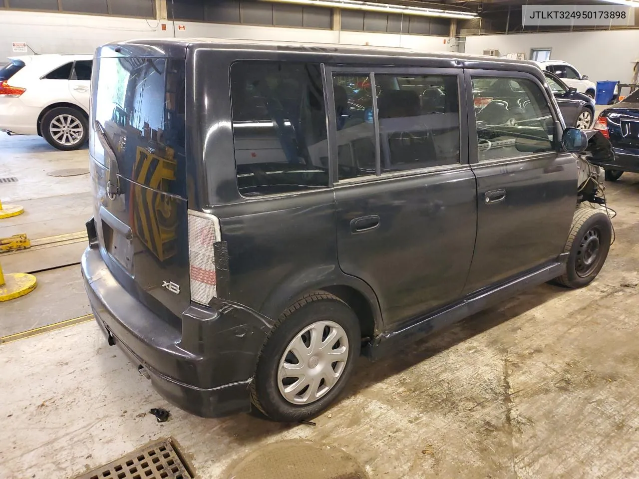 2005 Toyota Scion Xb VIN: JTLKT324950173898 Lot: 55684064