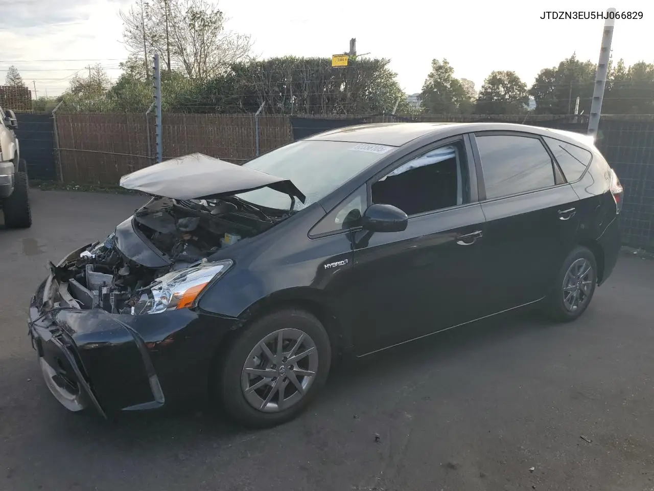 JTDZN3EU5HJ066829 2017 Toyota Prius V