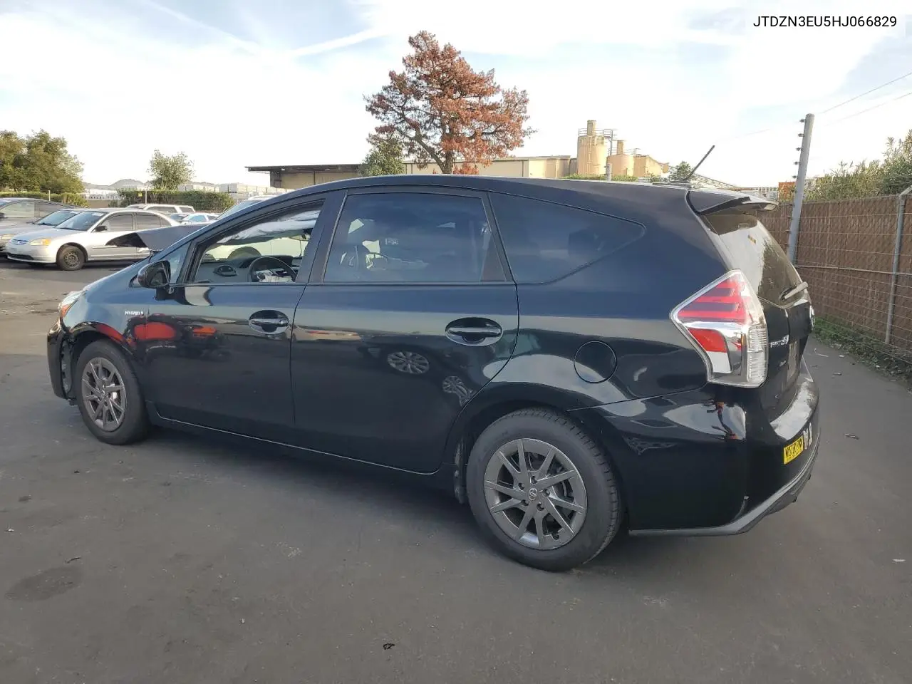 JTDZN3EU5HJ066829 2017 Toyota Prius V