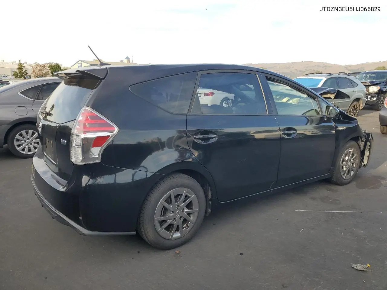 JTDZN3EU5HJ066829 2017 Toyota Prius V