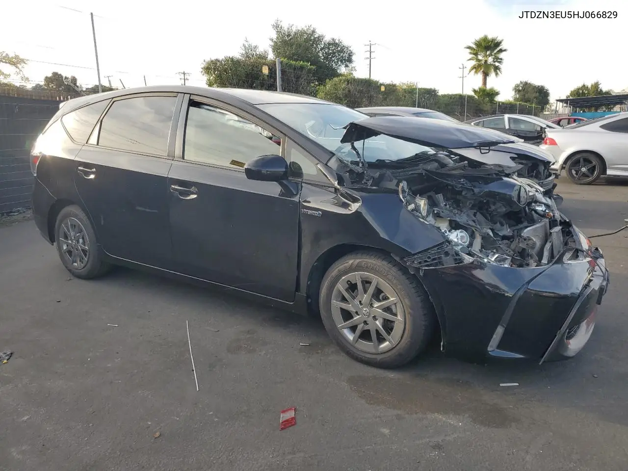 JTDZN3EU5HJ066829 2017 Toyota Prius V