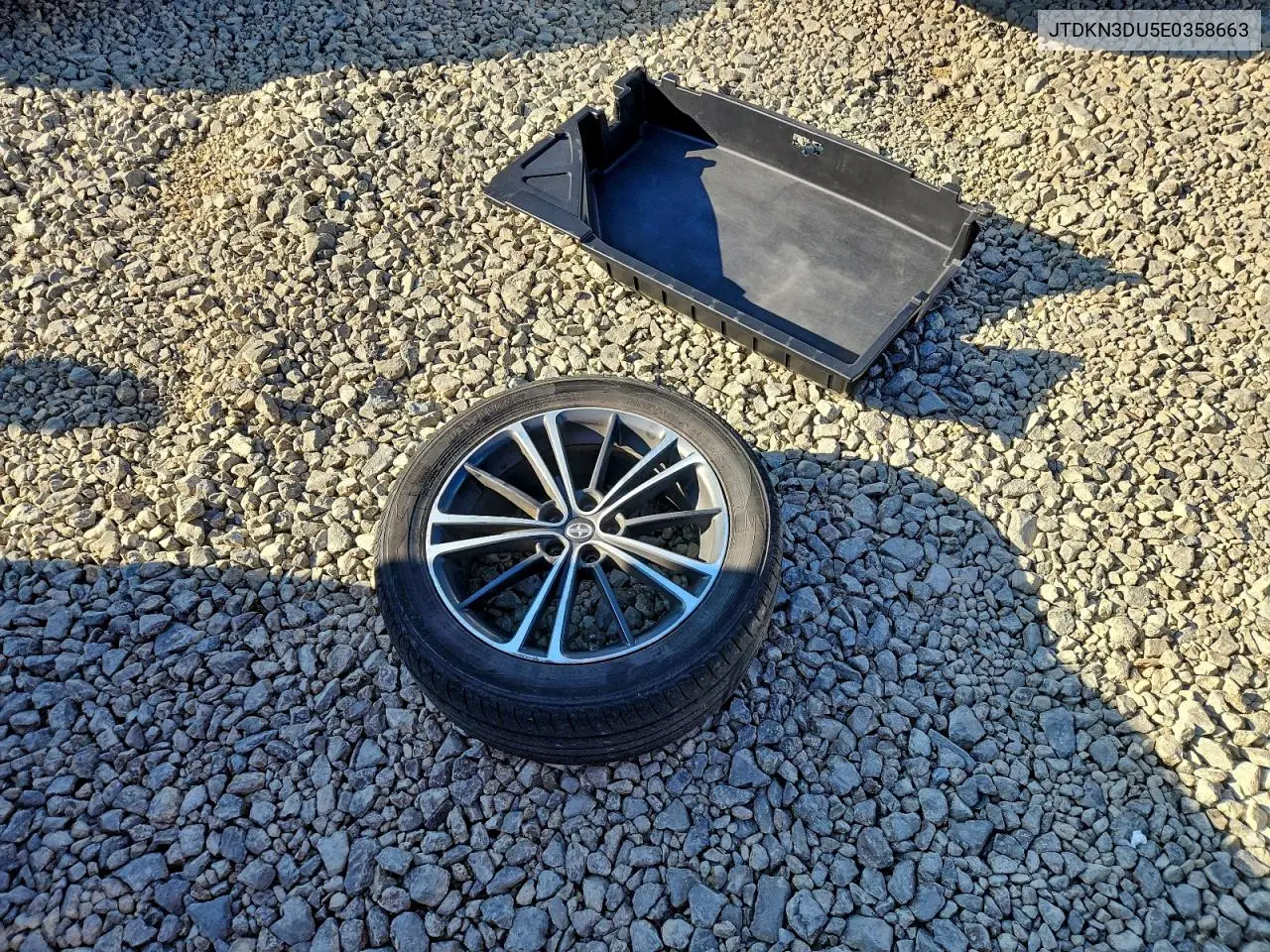 JTDKN3DU5E0358663 2014 Toyota Prius