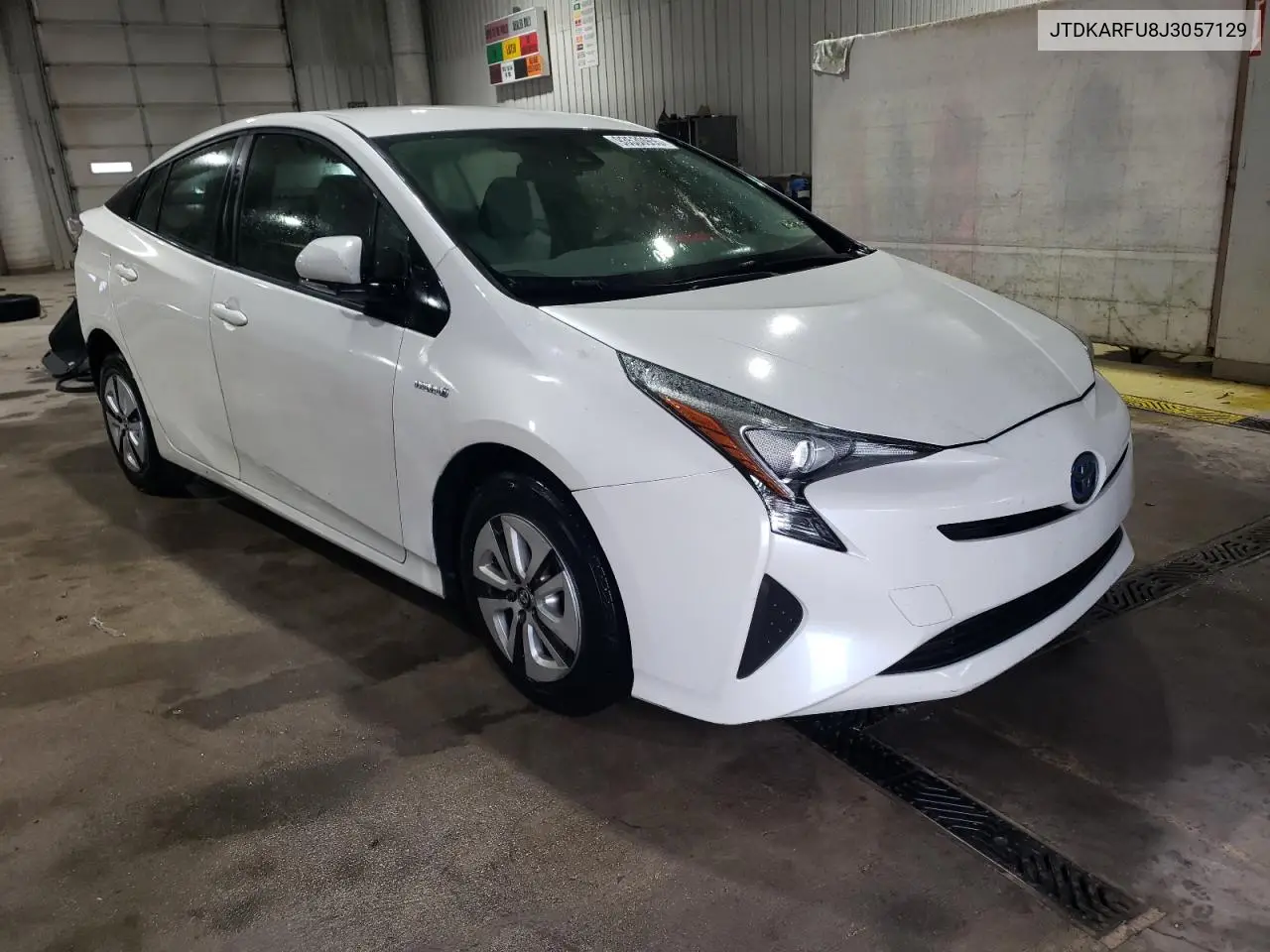 JTDKARFU8J3057129 2018 Toyota Prius