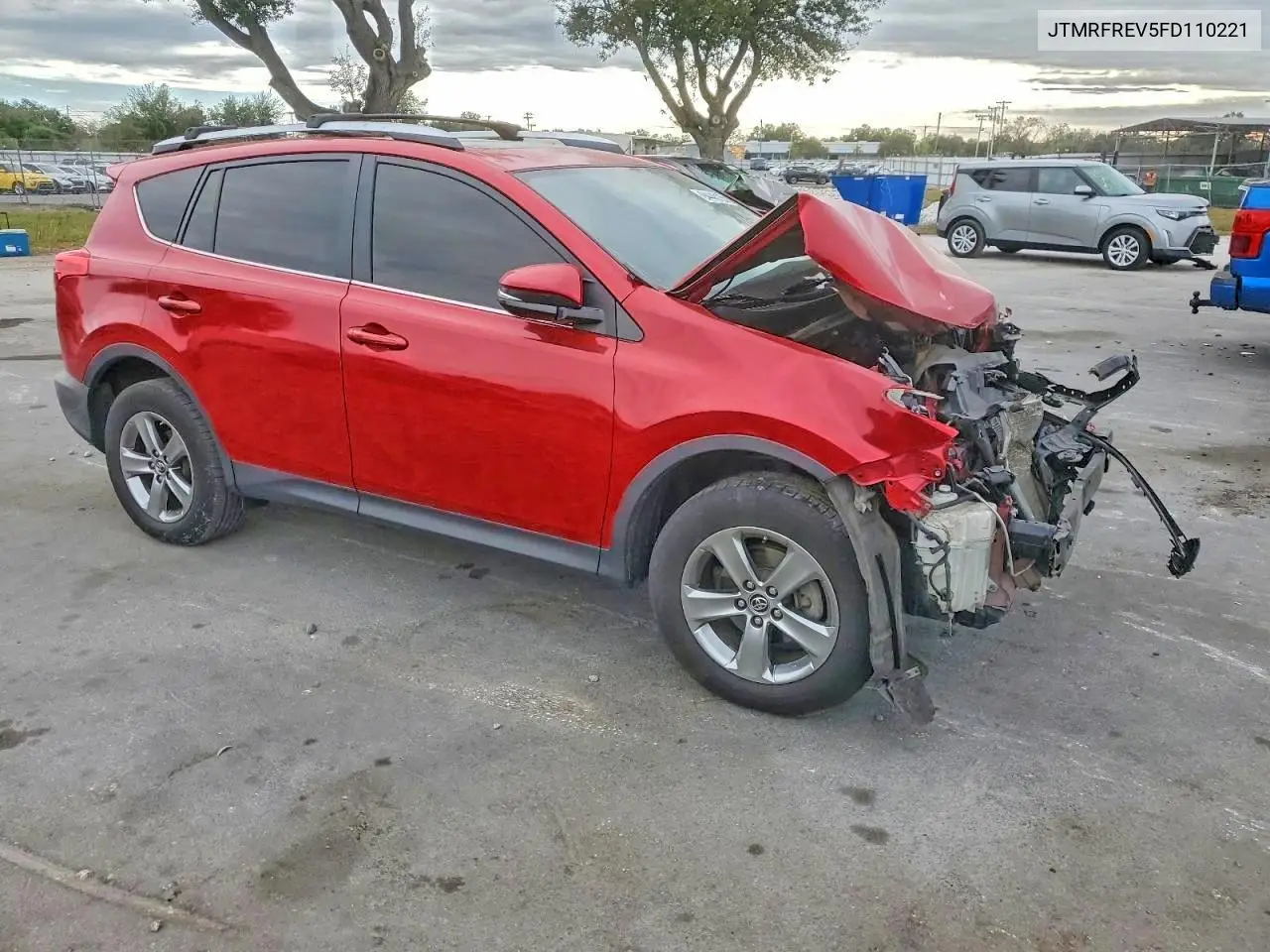 JTMRFREV5FD110221 2015 Toyota Rav4 Xle