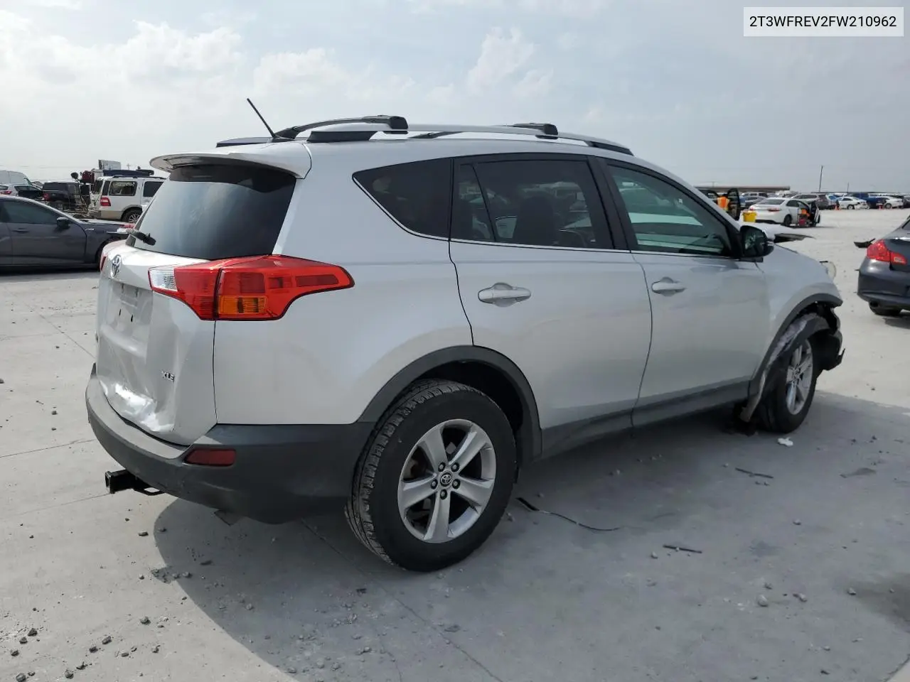 2T3WFREV2FW210962 2015 Toyota Rav4 Xle
