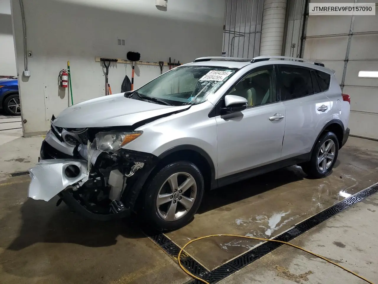 JTMRFREV9FD157090 2015 Toyota Rav4 Xle