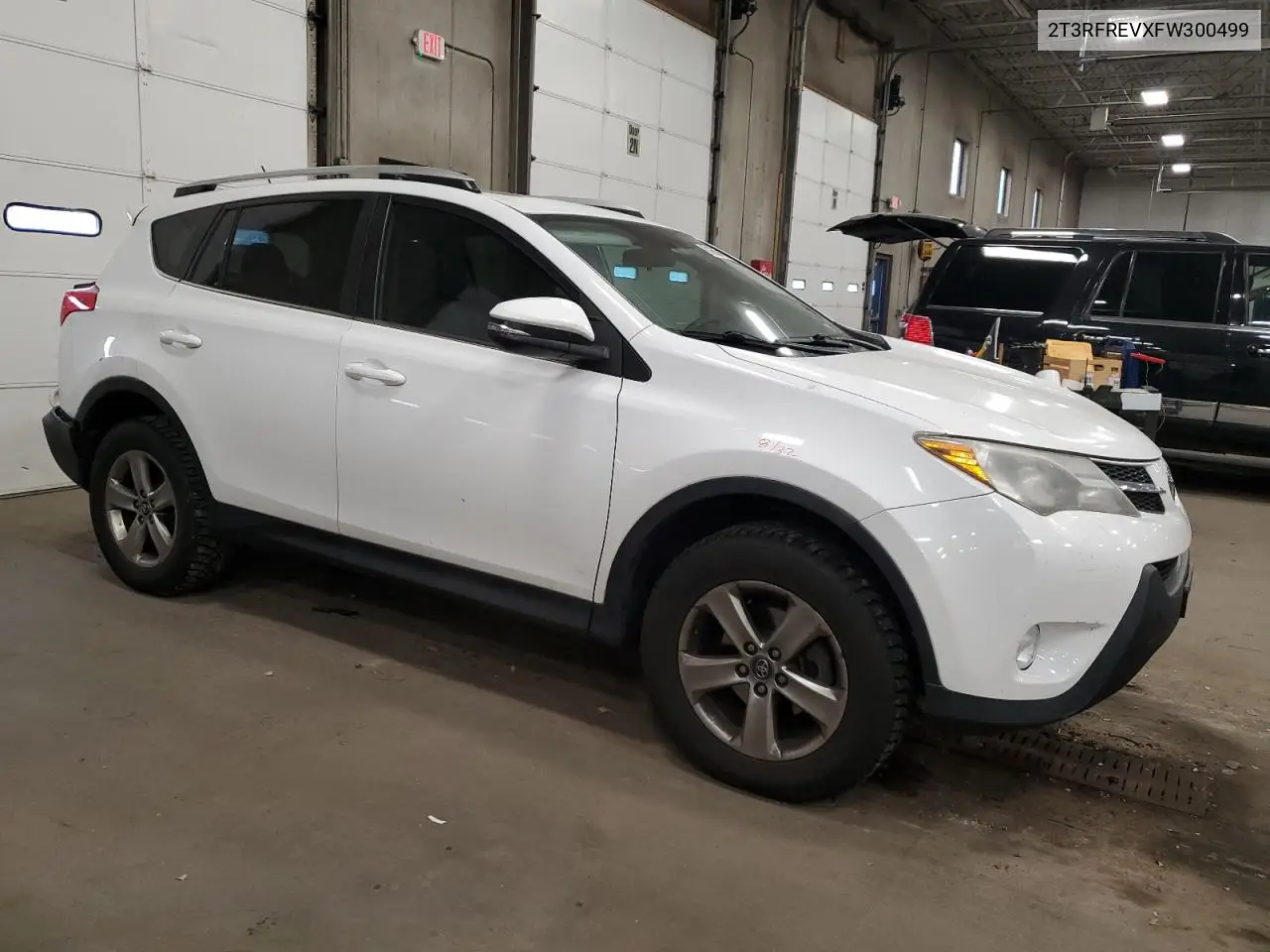2T3RFREVXFW300499 2015 Toyota Rav4 Xle