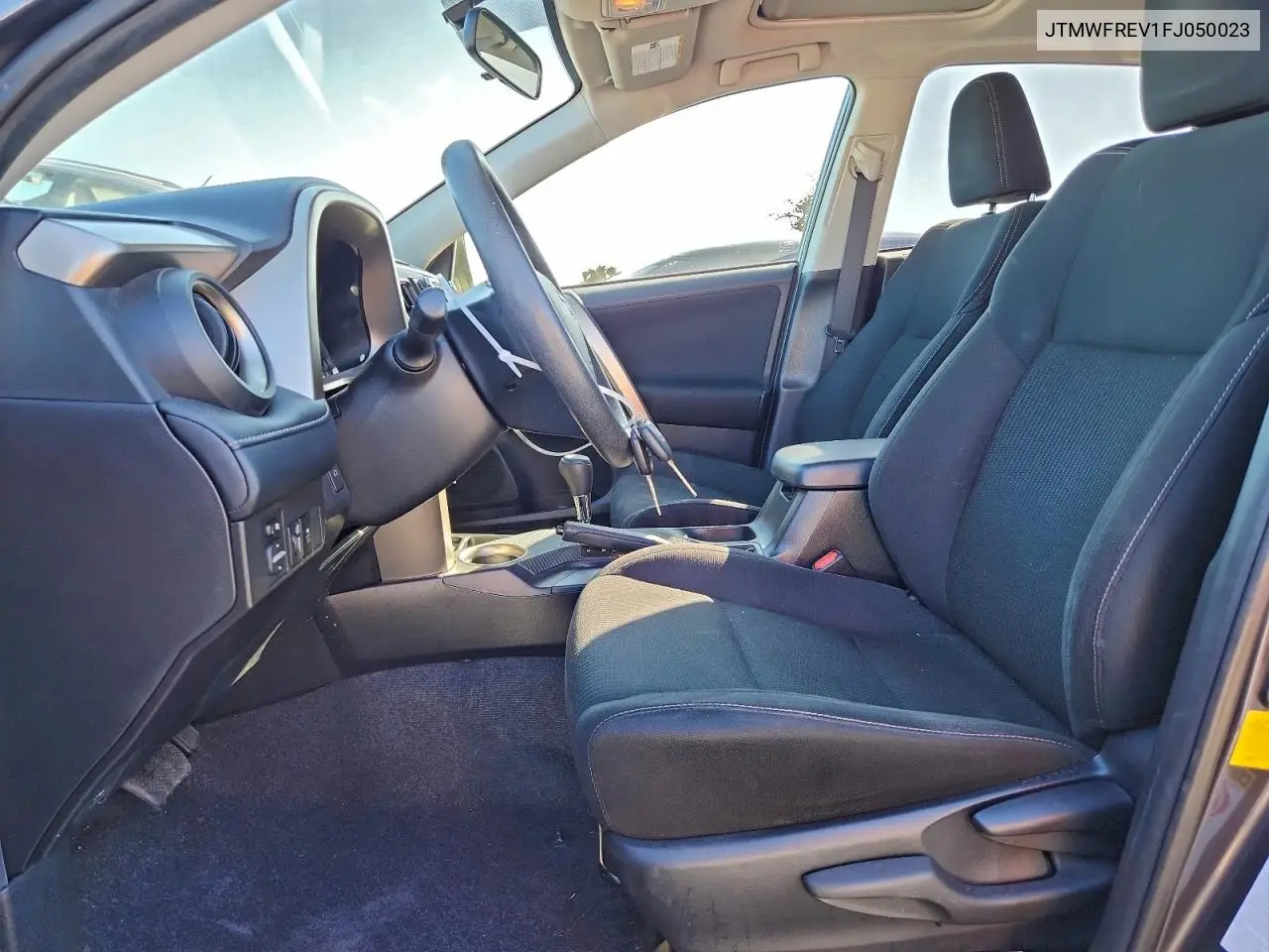 JTMWFREV1FJ050023 2015 Toyota Rav4 Xle