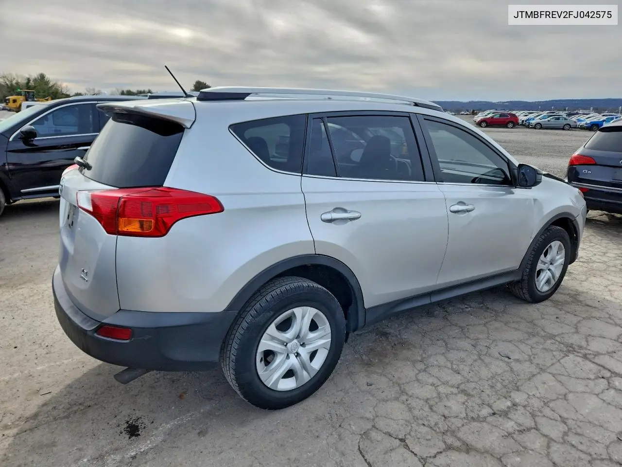 JTMBFREV2FJ042575 2015 Toyota Rav4 Le
