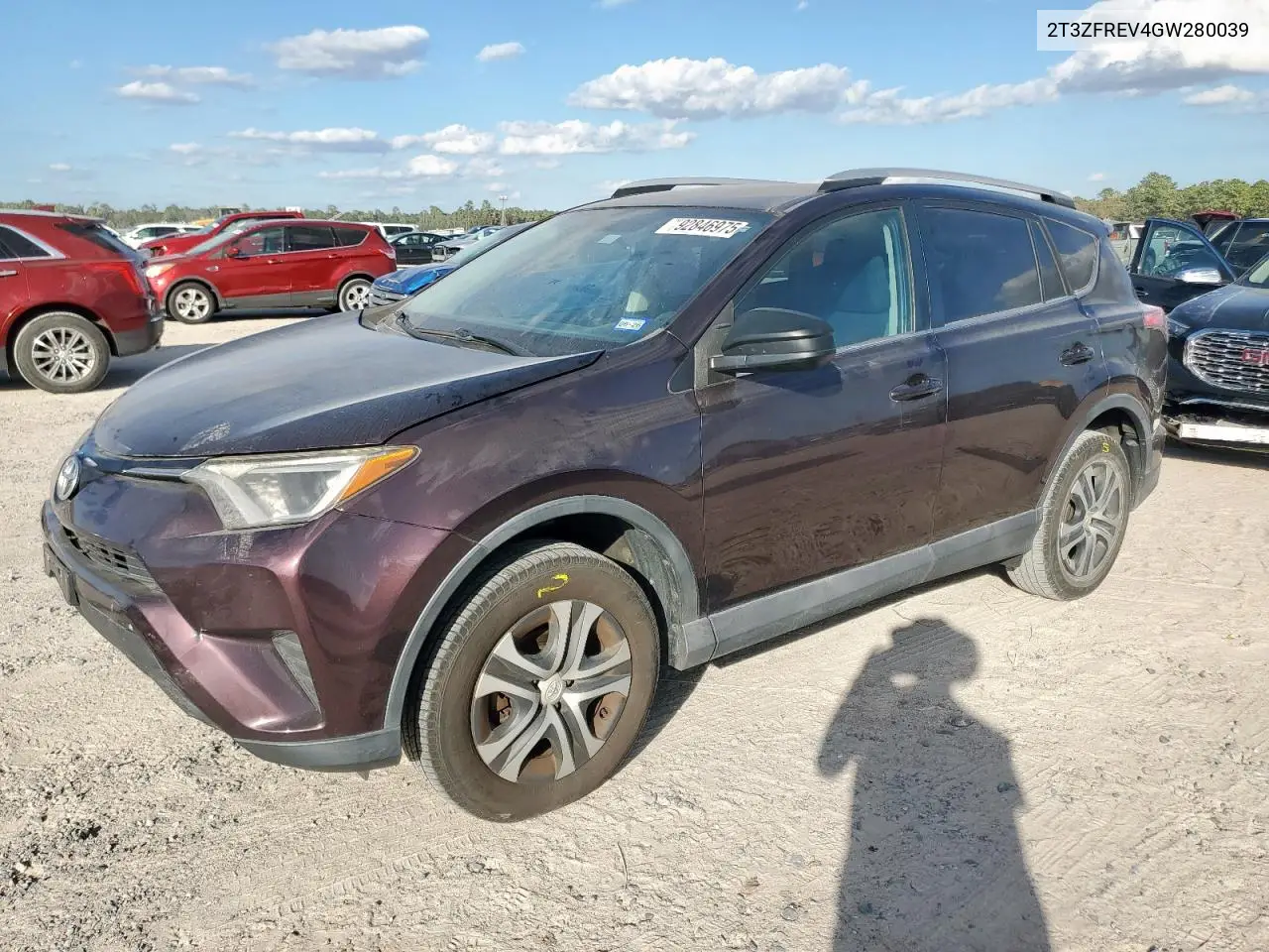 2T3ZFREV4GW280039 2016 Toyota Rav4 Le