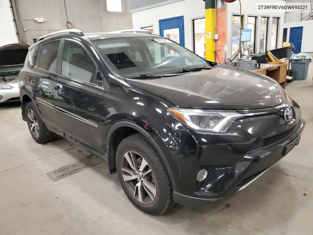 2T3RFREV6GW493221 2016 Toyota Rav4 Xle