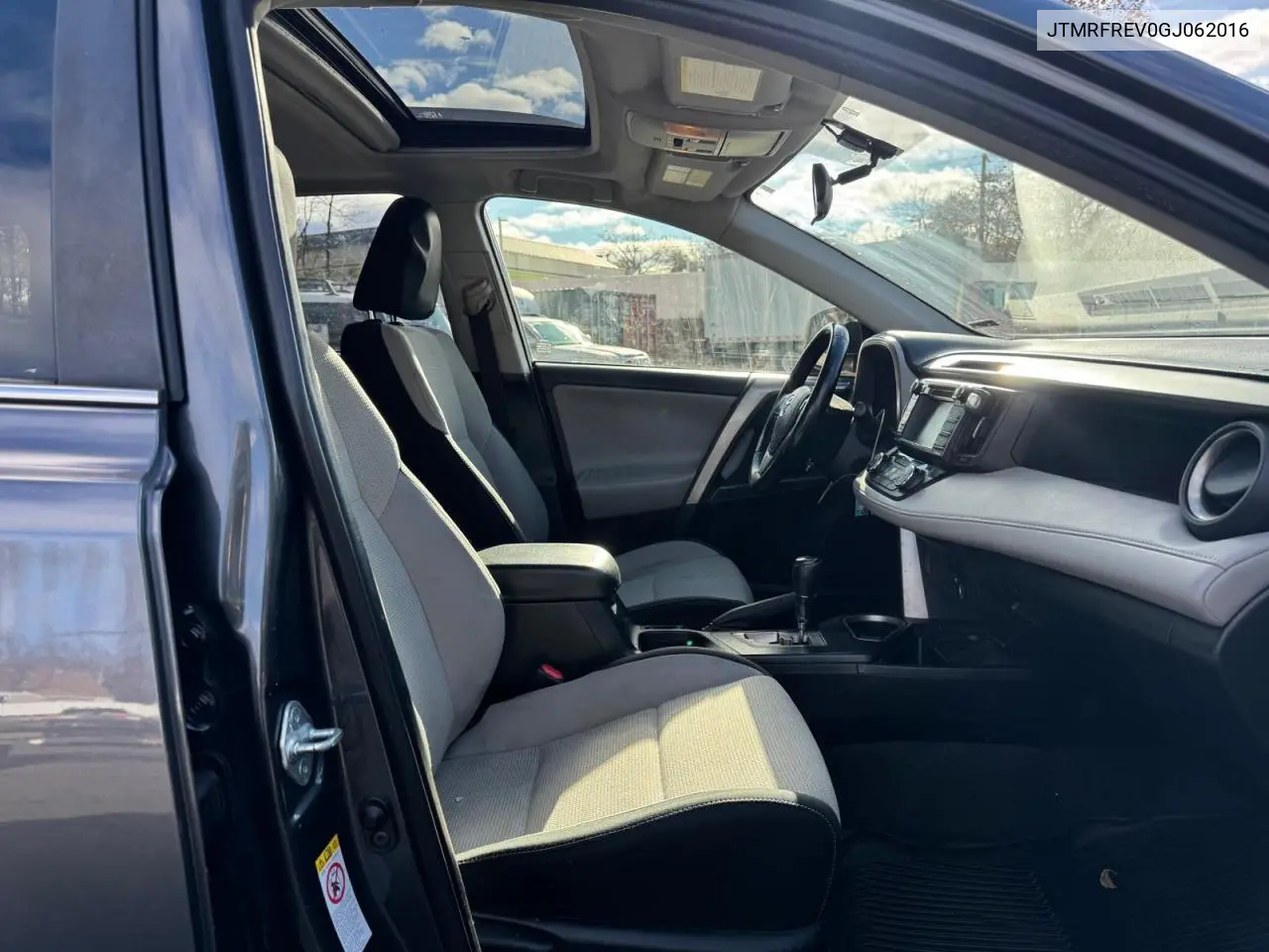 JTMRFREV0GJ062016 2016 Toyota Rav4 Xle