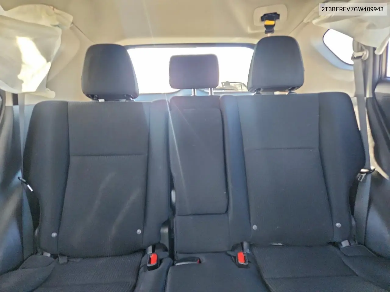 2T3BFREV7GW409943 2016 Toyota Rav4 Le