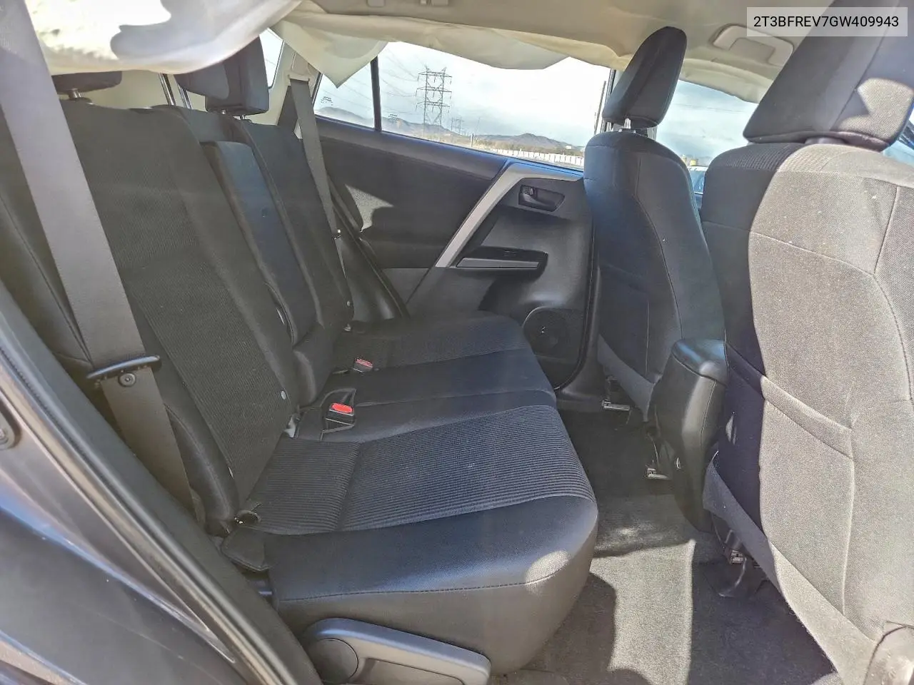 2T3BFREV7GW409943 2016 Toyota Rav4 Le