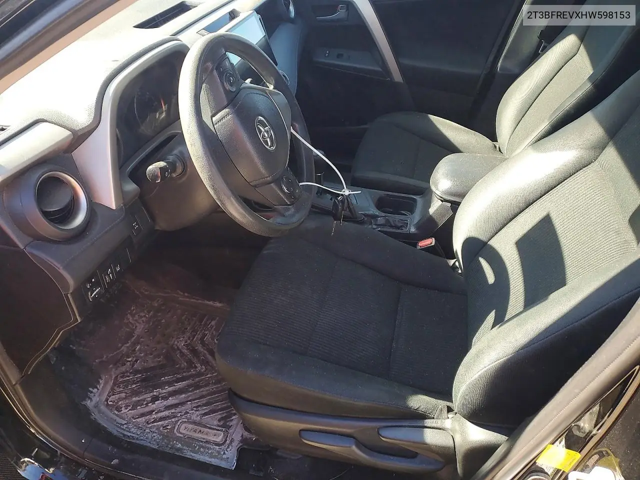 2T3BFREVXHW598153 2017 Toyota Rav4 Le