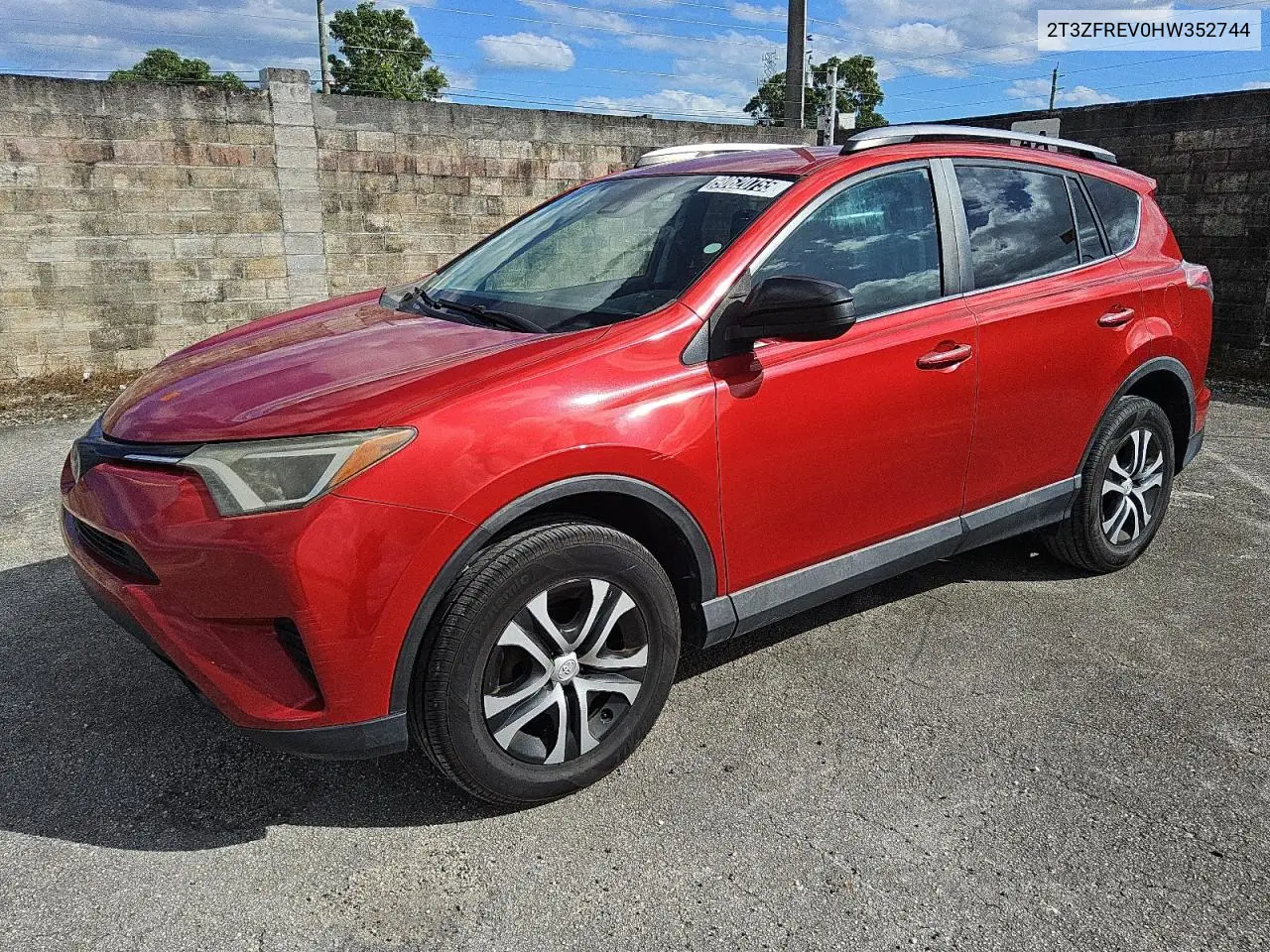 2T3ZFREV0HW352744 2017 Toyota Rav4 Le