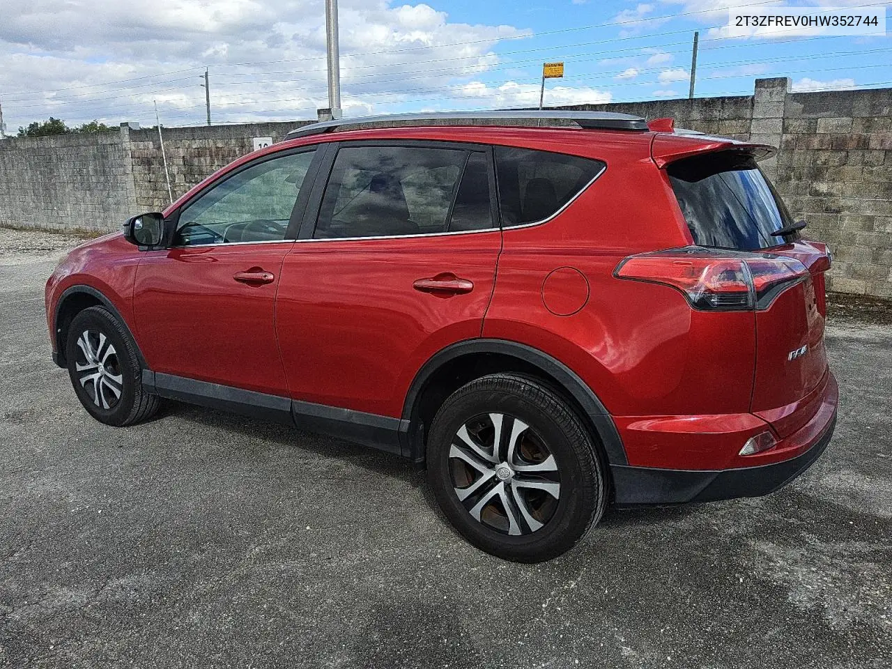 2T3ZFREV0HW352744 2017 Toyota Rav4 Le